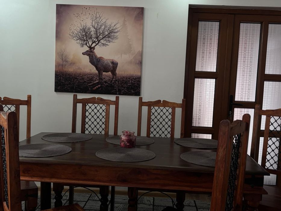 Se vinde masa+6 scaune din lemn masiv nuc.aduse din uk.