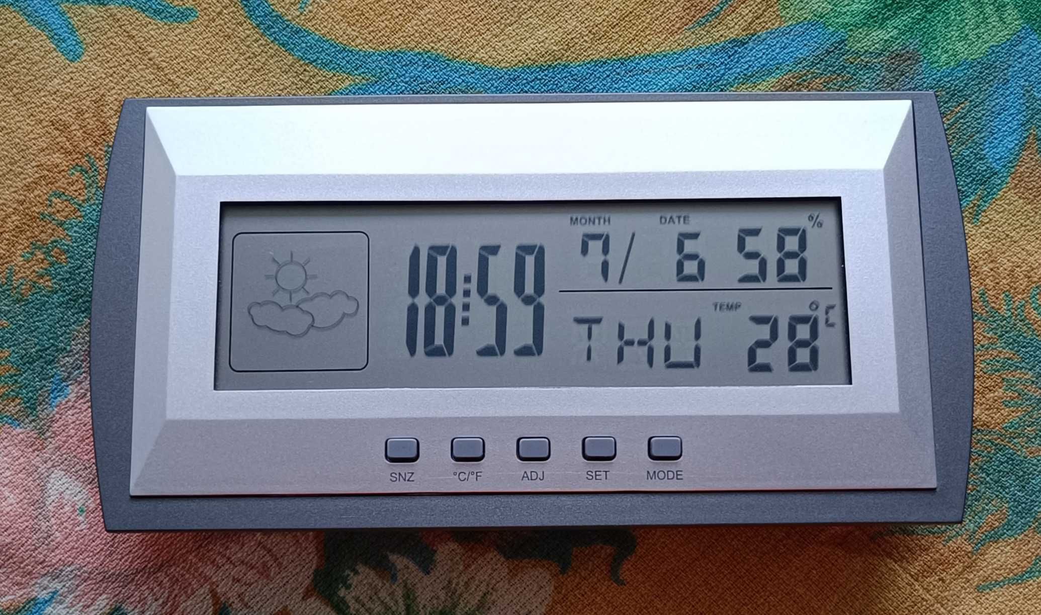 Стайна метеорологична станция с часовник - аларма и календар. Нова.
