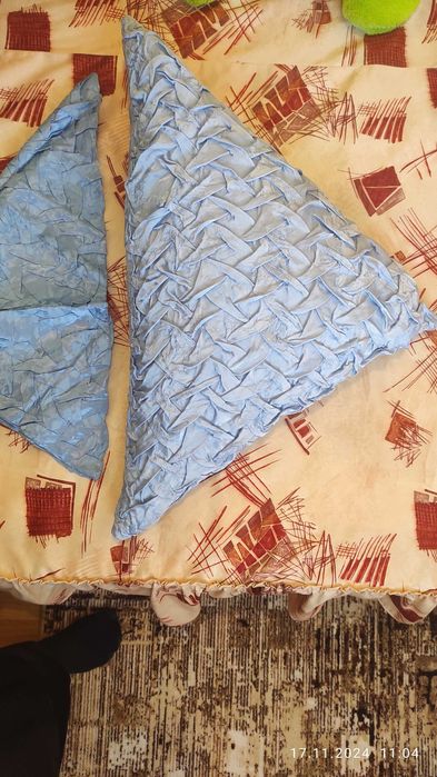 Триъгълна възглавница с резервна калъфка