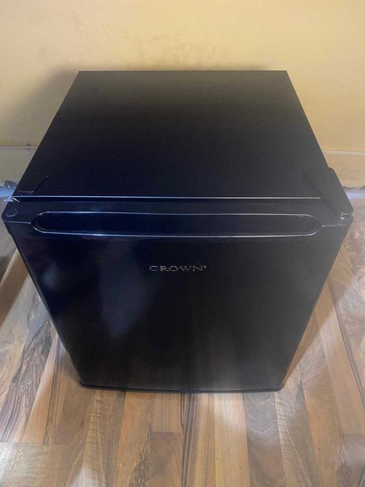 Crown Mini хладилник CM-49B – 49L, използван