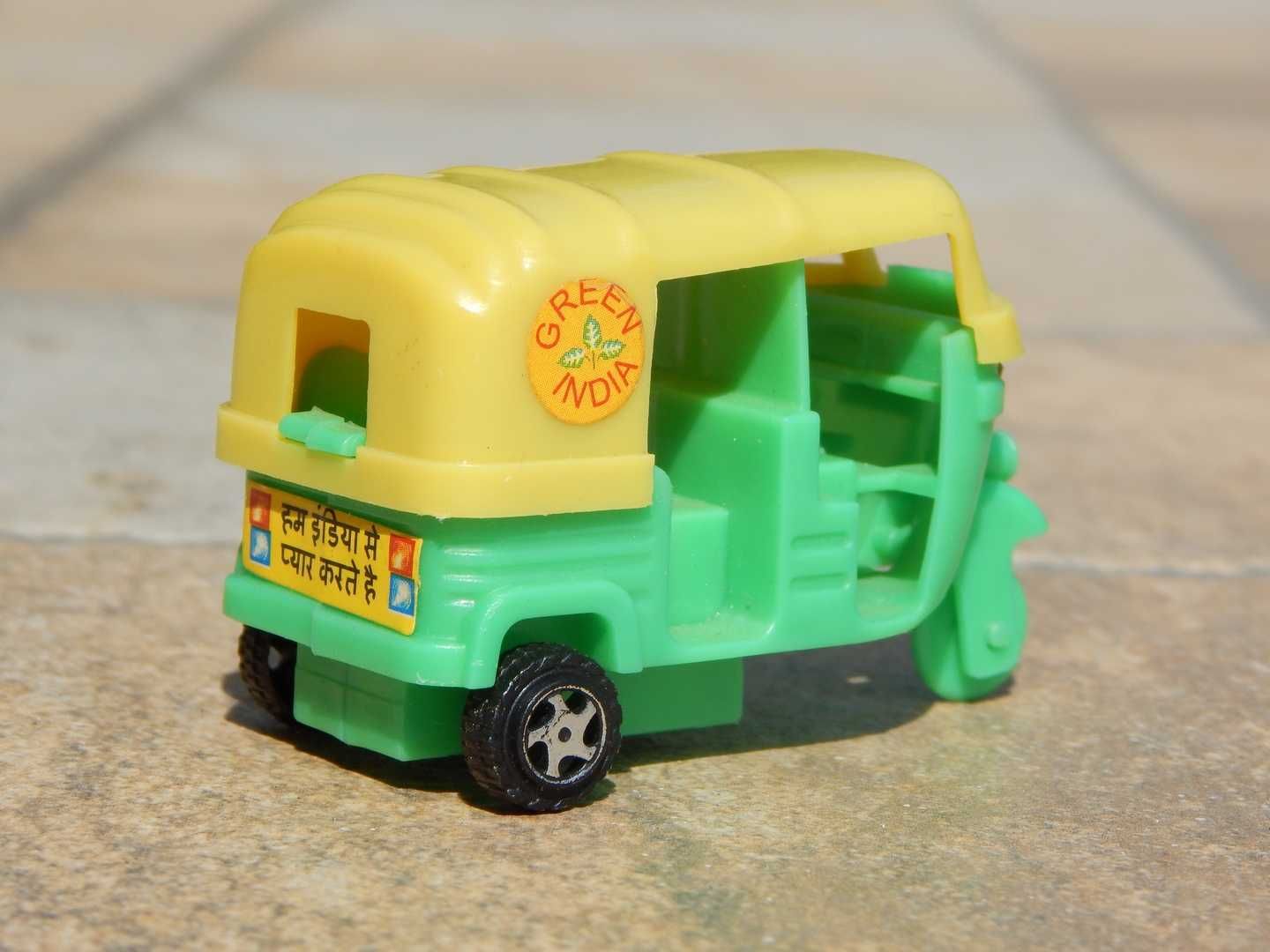 Macheta jucarie triciclu plastic Tuk Tuk taxi India scara 1:43