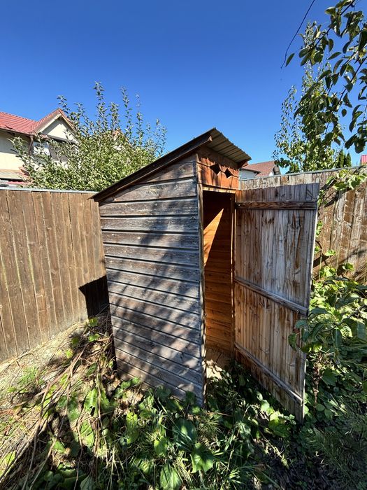 Wc (toaleta) de lemn cu acoperis tabla