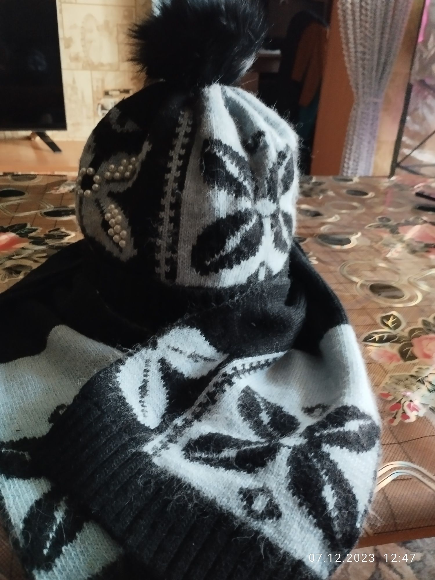Шапка вязаная теплая с шарфом с рисунком  зимняя