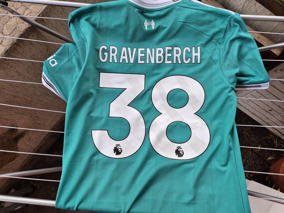 Фланелка на Ливърпул 25/26 ХЛ с името на Райън Гравенберх.