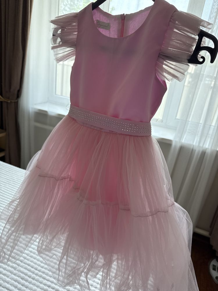 Платье нарядное на 6-8 лет