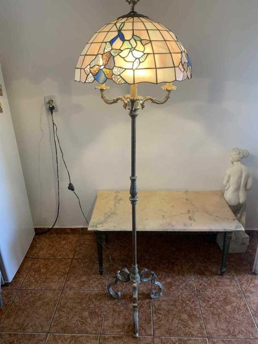 Veioza cu picior din bronz si abajur Tiffany