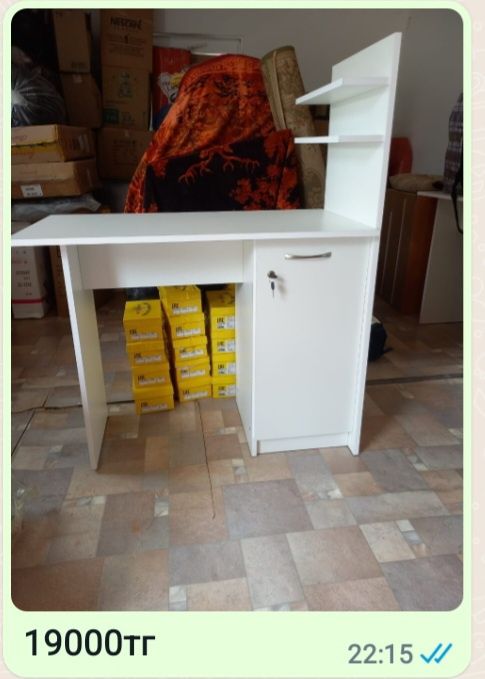 Стол маникюрный белый