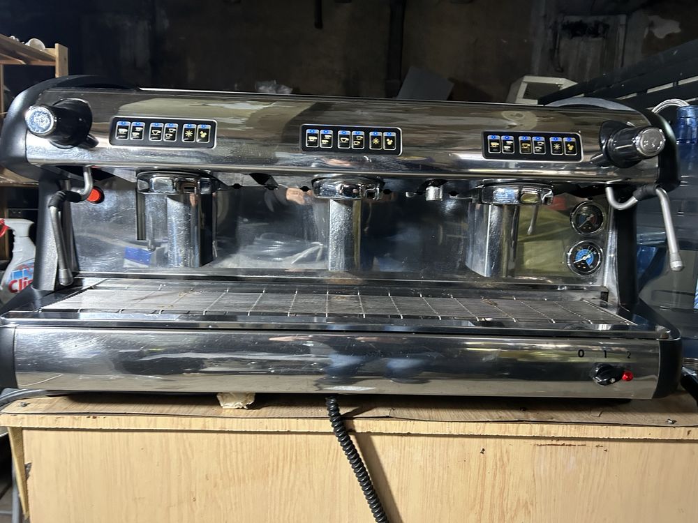 Espressor automat profesional 3 grupuri -rasnita inclusa-Bianchi Sofia