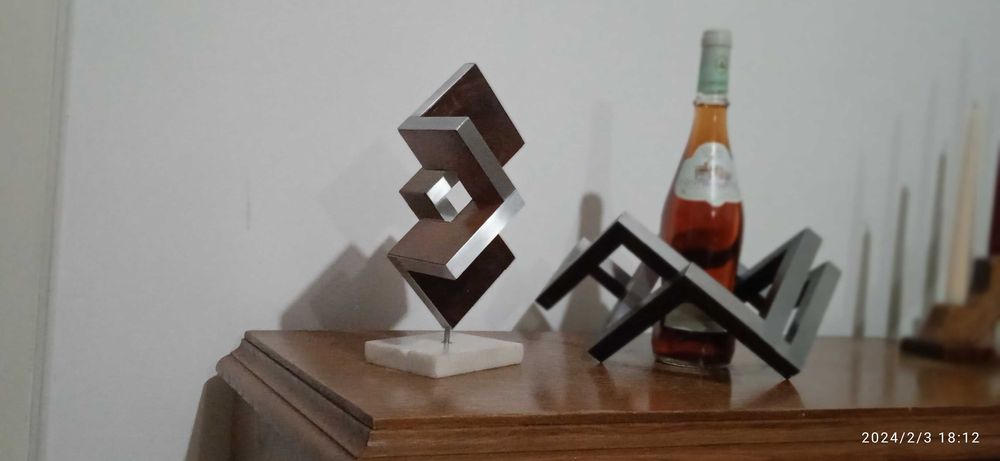 Decorațiuni,lemn,furnir,aluminiu.