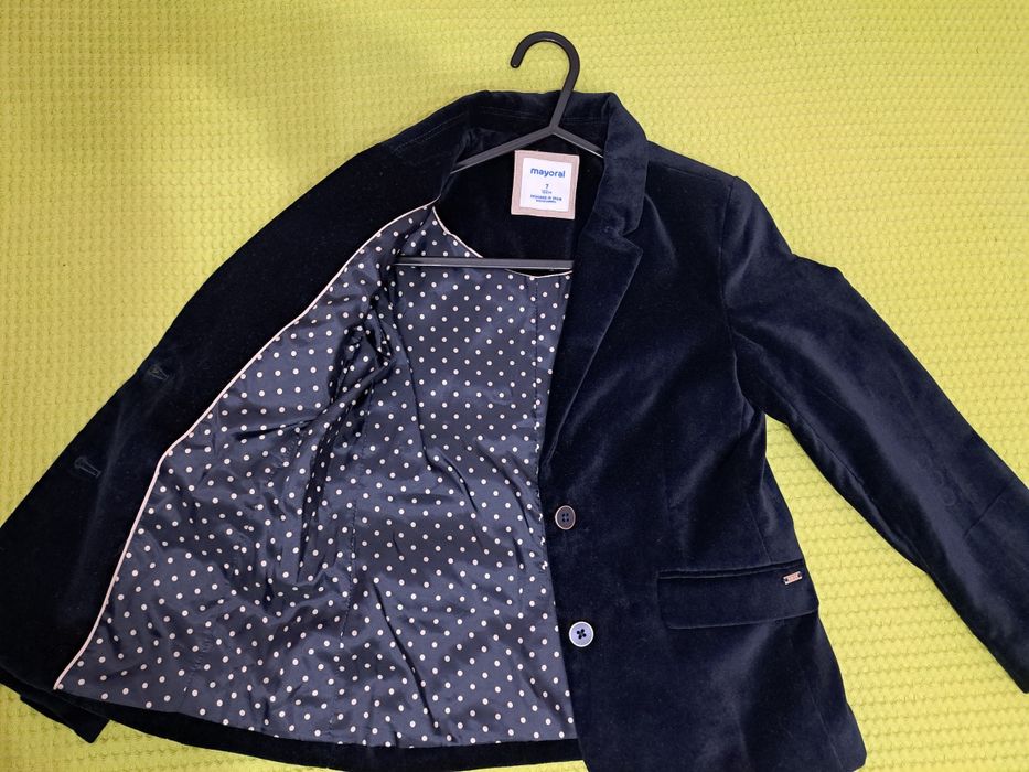 Кадифено сако за малка госпожица размер 6-7 г/122 см. Mayoral