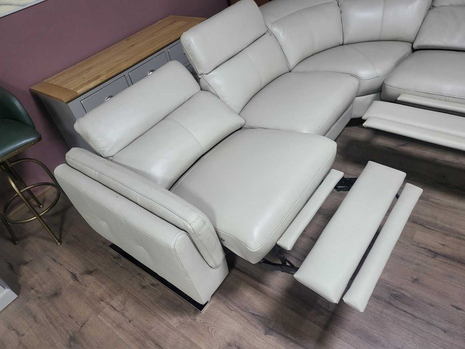 Кремав кожен ъглов диван с електрически релаксиращ механизъм