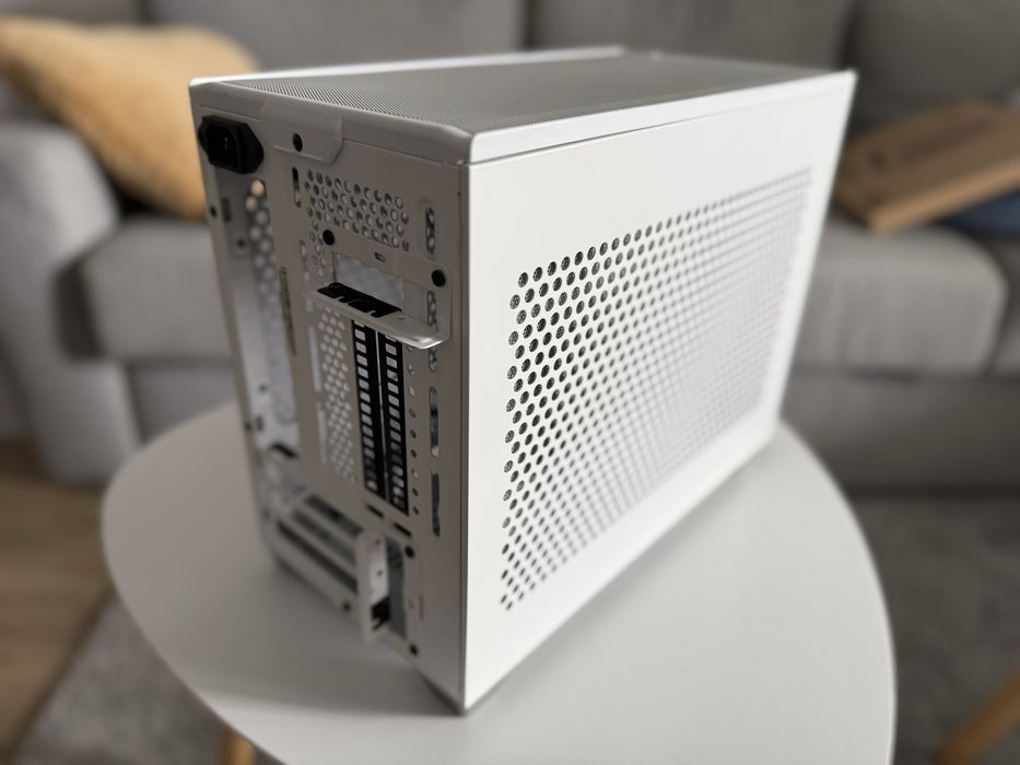 Carcasa Cooler Master NR200P mini ITX mesh + tempered glass panel