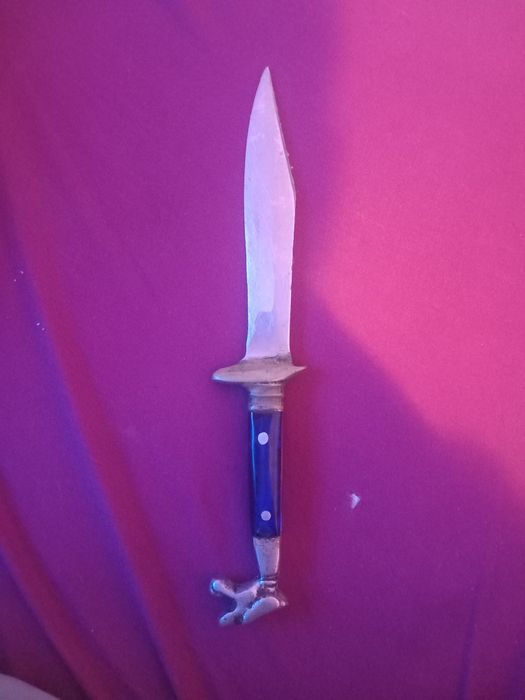 Cuțit turnat lucrat manual