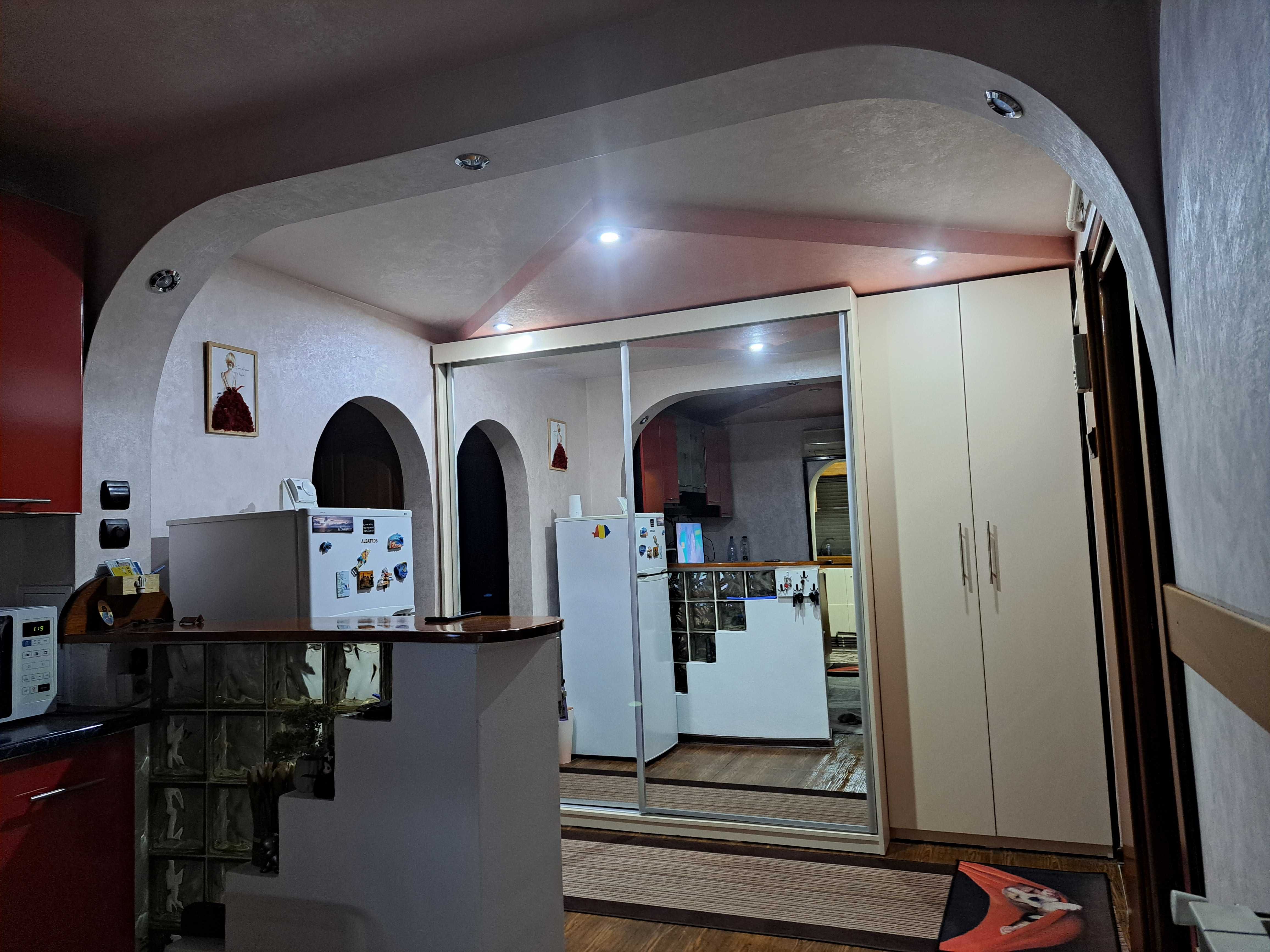 Apartament 2 camere, decomandat, strada Lirei