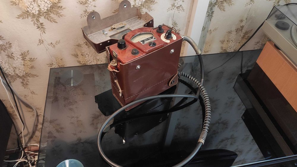 Дозиметр ДП-5Б - советского производства.