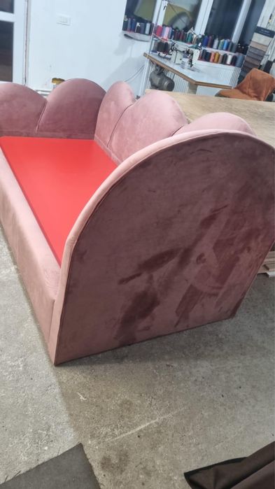 Pat tapitat roz in forma de norisor