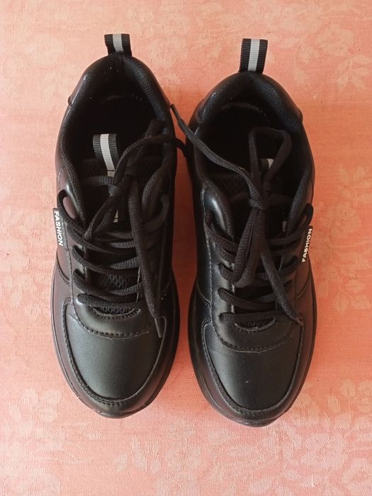 Нови дамски черни маратонки