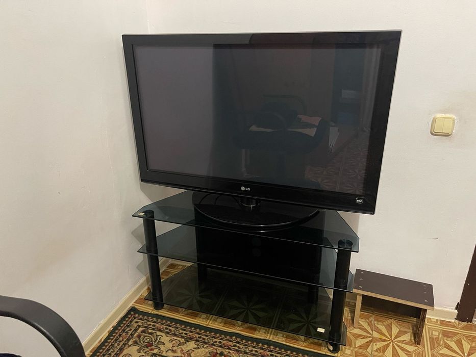 Срочно продам телевизор с столиком