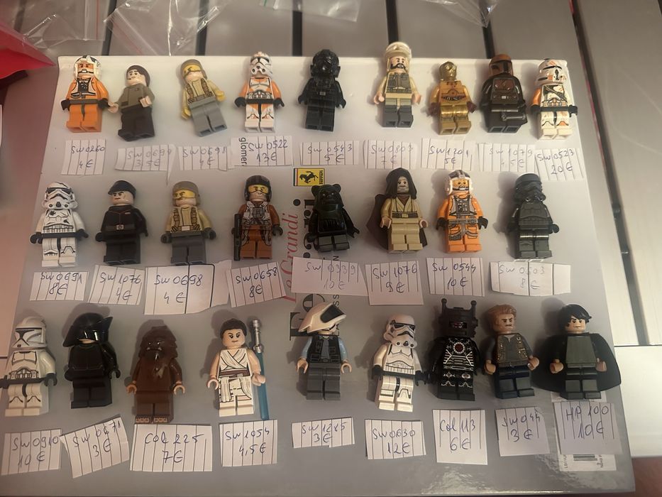 Lego omuleti disponbili peste 1000