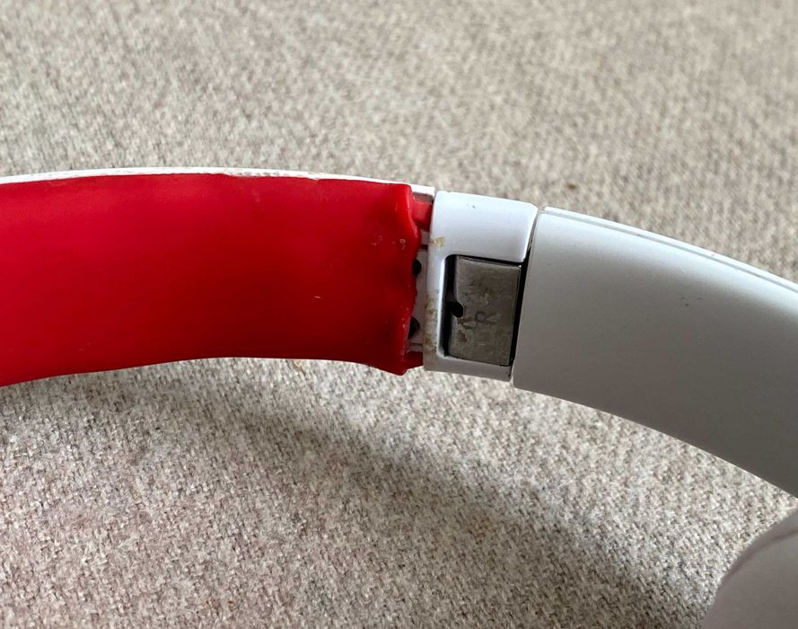 Casti Beats Solo 2 On-Ear Wireless - albe - defect la rama - originale