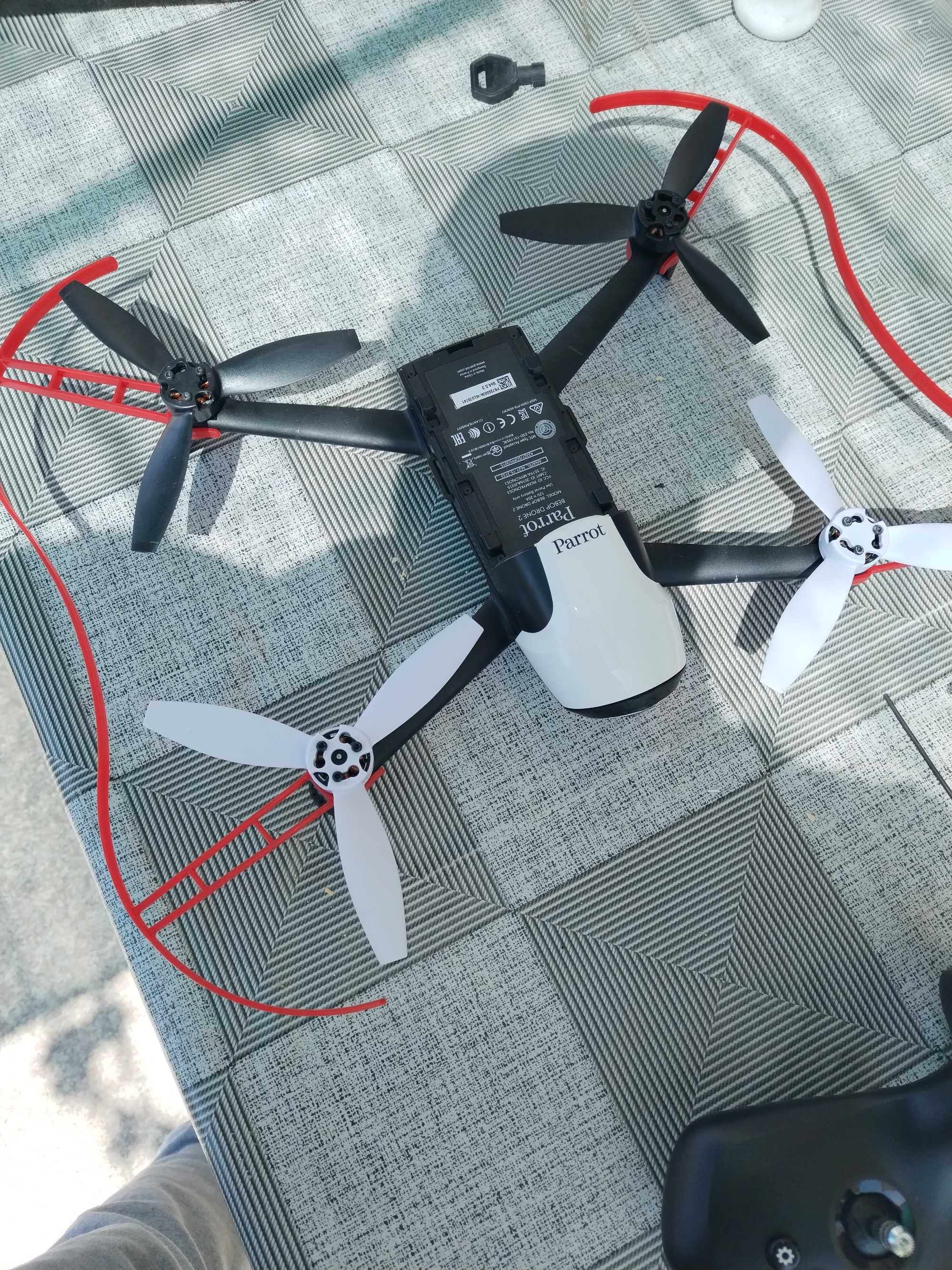Дрон parrot 2,пълен  комплект