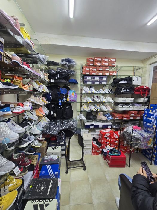 Стелажи за магазин