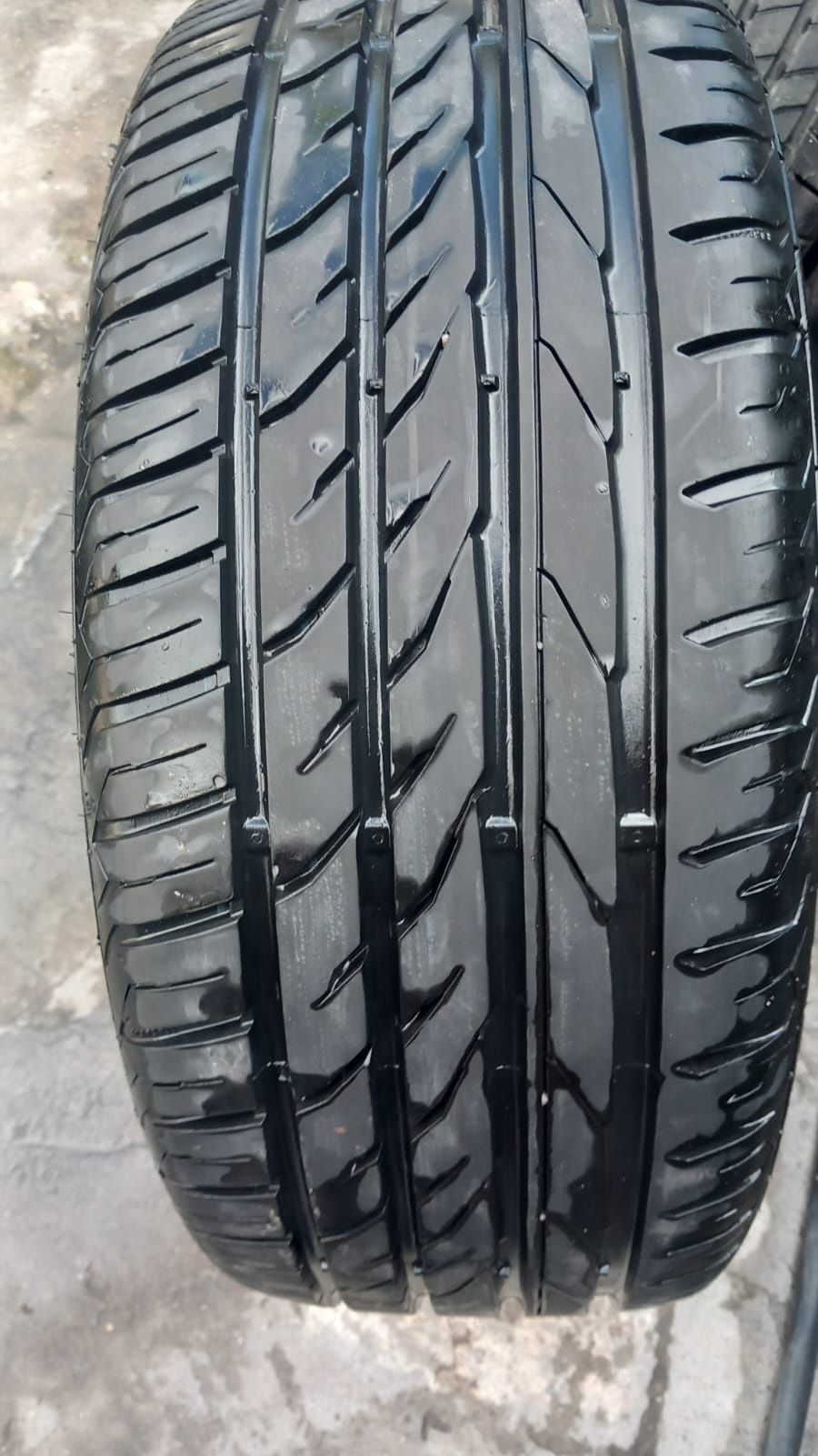 Una anvelopă 215/45r17 vară marca Matador, preț 150 lei bucata