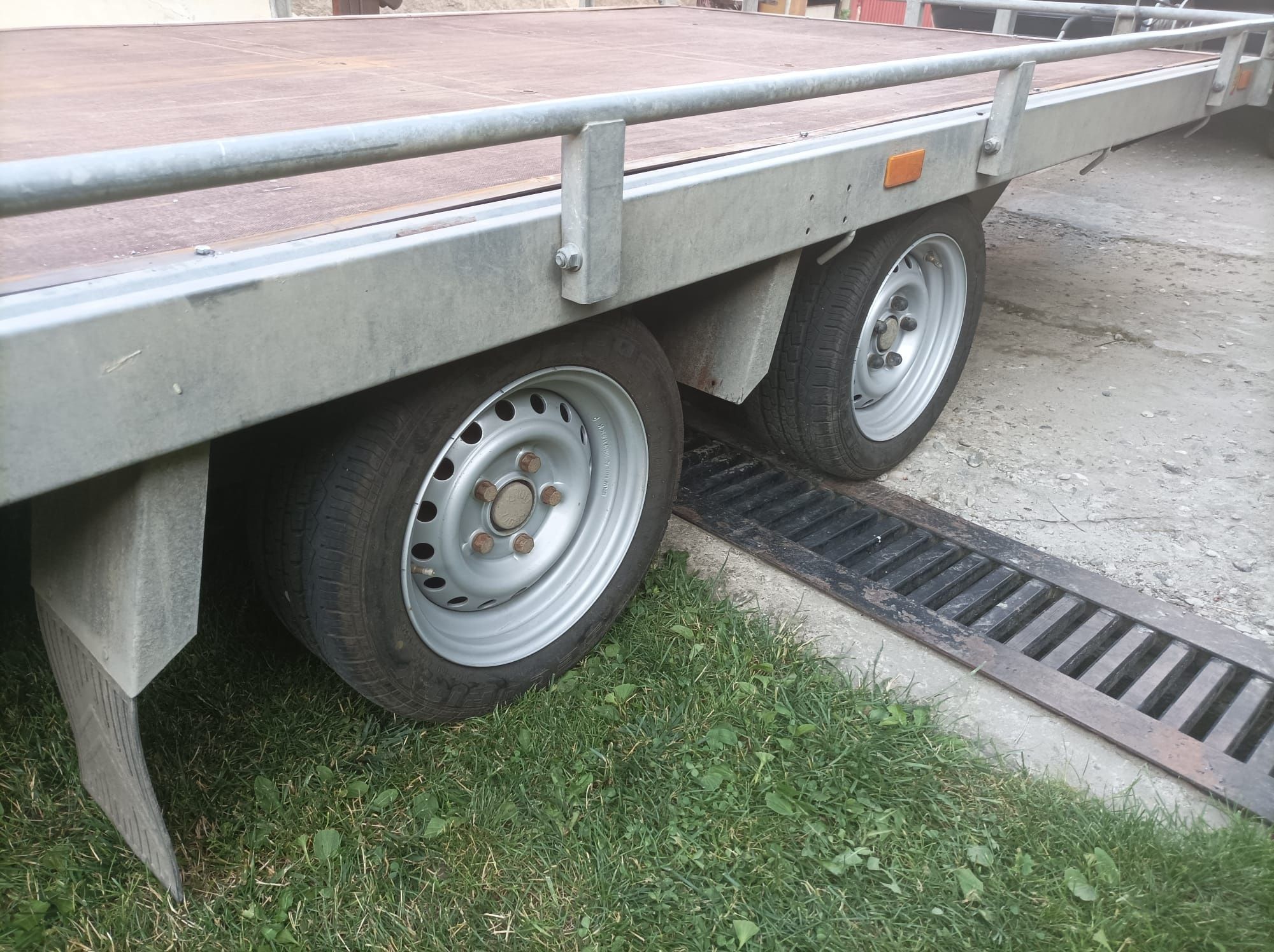 Vând platformă auto Saris 2700 kg