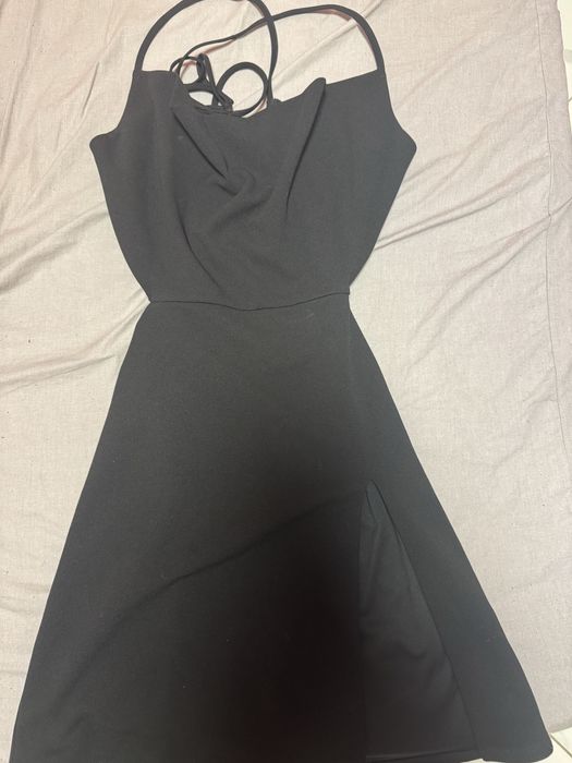 Черна рокля по тялото