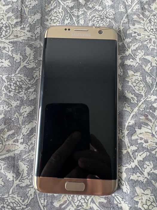 Samsung Galaxy S7 Edge Gold bateria tine un model reusit mu se incazes