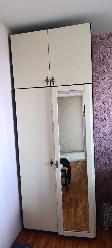 Продавам гардероб, дивани,масичка