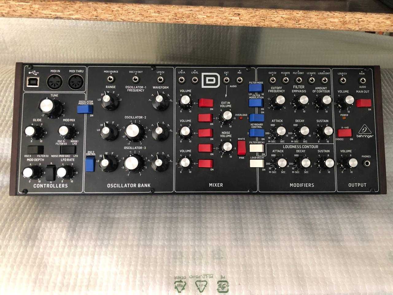 Синтезатор Behringer Model D