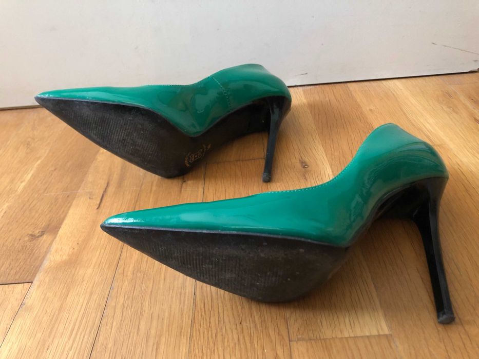 Зелени лачени обувки