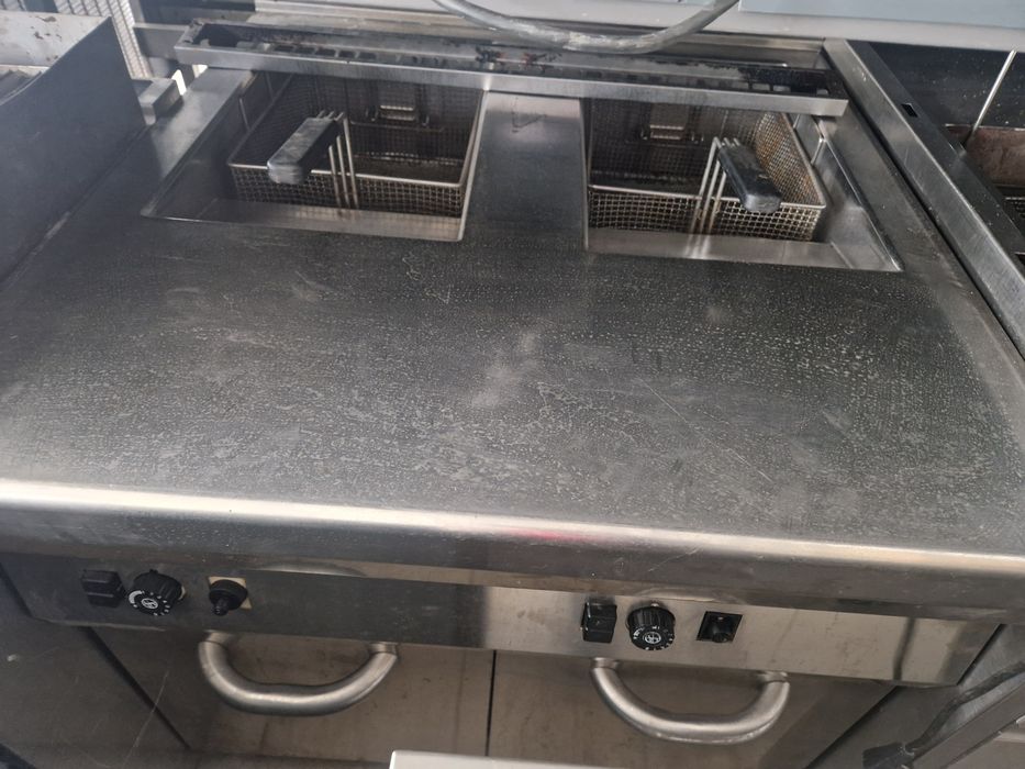 Friteuza electrica 1 sau 2 cuve, cu banc,
