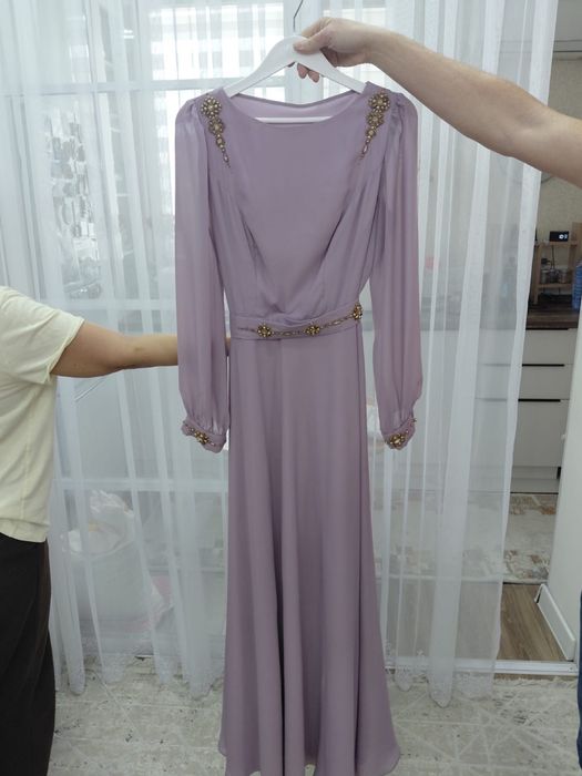 Платье розовое.