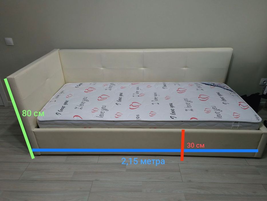 Угловая односпальная кровать со спинкой, и открывающимся механизмом.