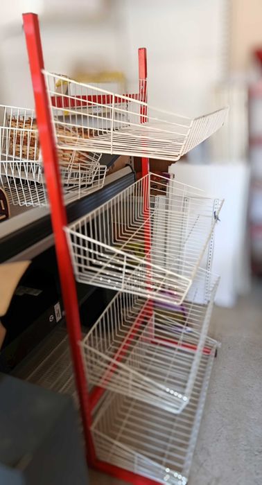 телен стелаж с кошници