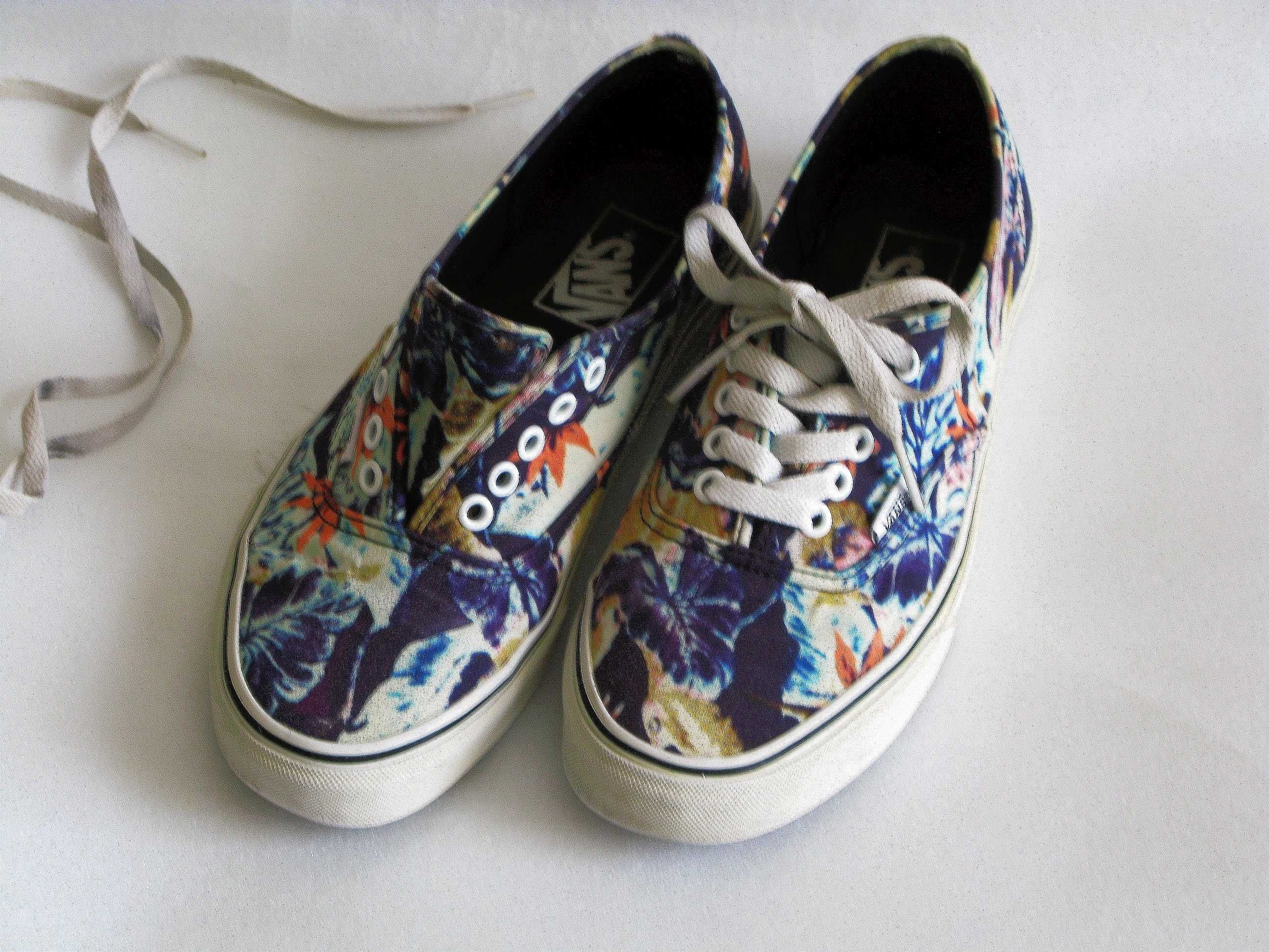 Tenisi Vans, unisex, model deosebit, ca si noi !