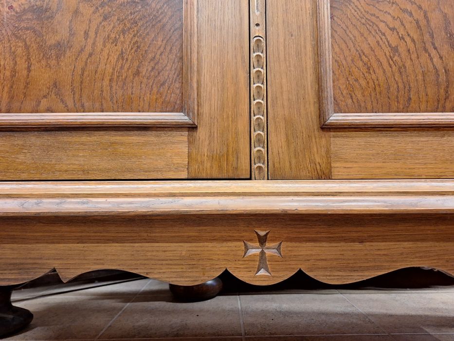 Гардероб, шкаф с богата дърворезба