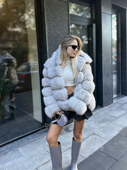 Светлосиво яке с качулка от лисица S размер