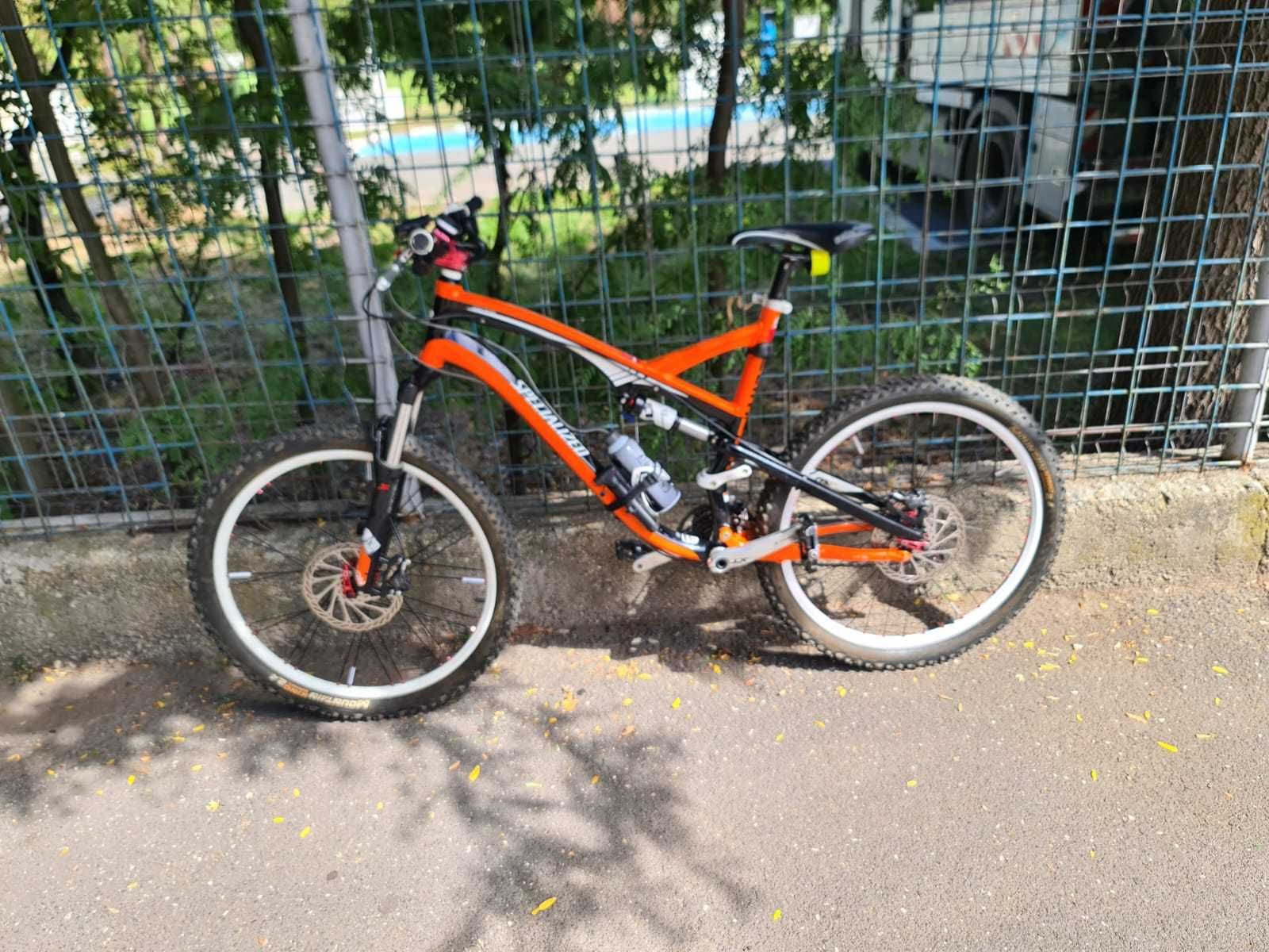 Vand Bicicleta MTB  full suspension de down hill.