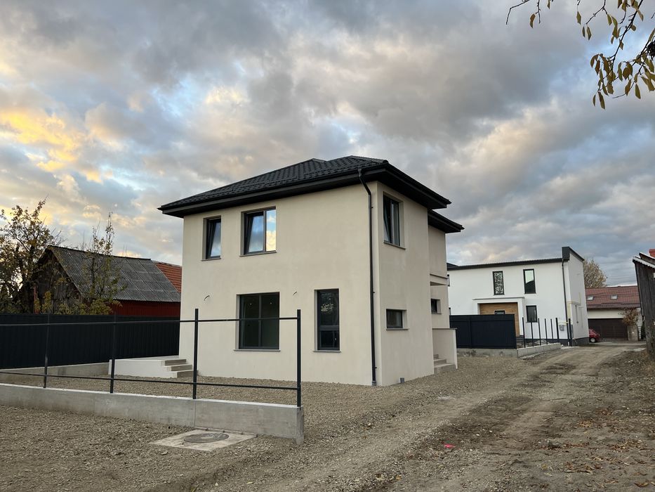 Casa individuala 925€/mp cu terasa si curte in Radauti
