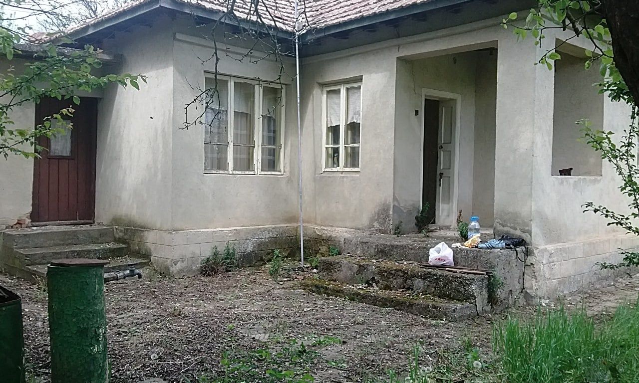 Продавам къща с двор в с. Калина, общ. Ген. Тошево