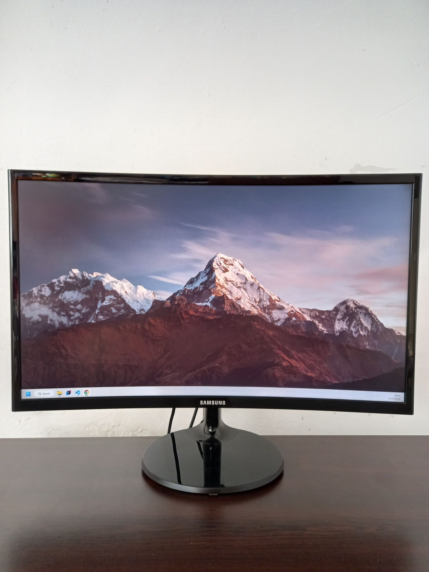 Samsung C24F350FHU – 24" Full HD, Отлично състояние + HDMI & адаптер