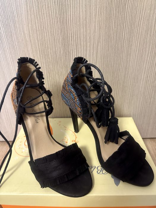 Sandale negre cu toc înalt și șnur mărimea 36