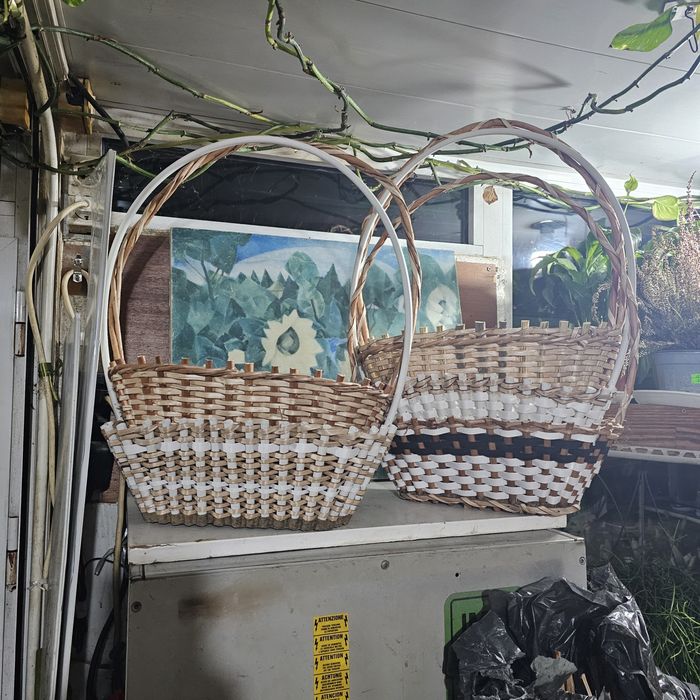 Ръчно изработени кошници за аранжиране .
