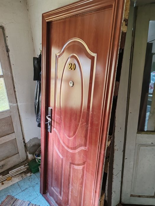 Ușa metalică in stare buna