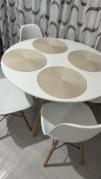 Продам стол со стульями в хорошем состоянии