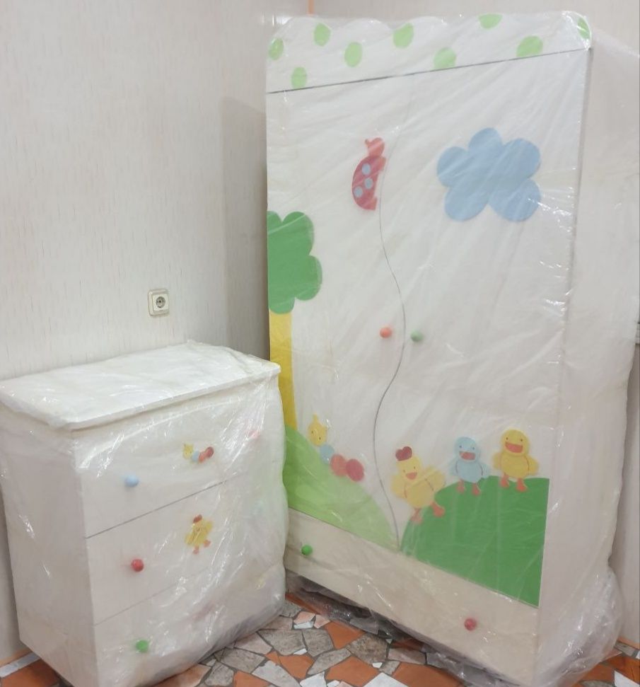 Продается шкаф, комод и детская кроватка. Набор. .