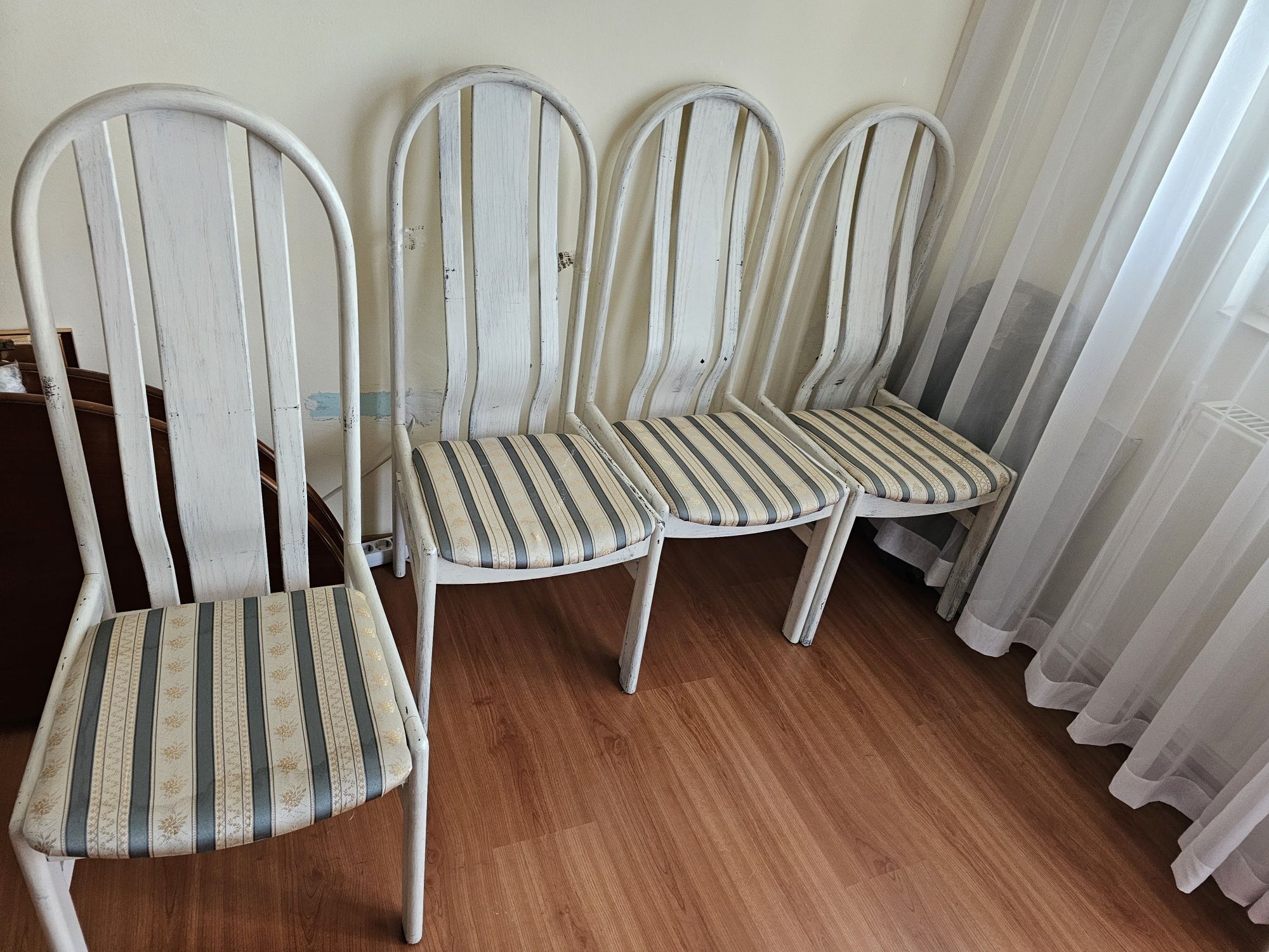Masa cu picior rotunda extensibila  de 165 cm si 4 scaune albe model